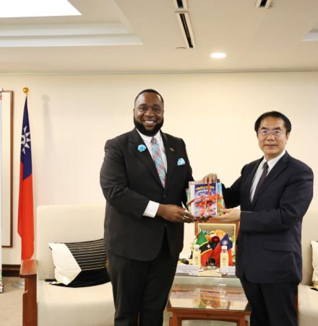聖克里斯多福及尼維斯贈書臺南市圖　透過閱讀推動姊妹市文化交流持續深化