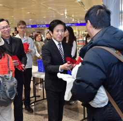 桃機迎接杜拜返國國人　行政院秘書長張惇涵到場關懷：政府持續協助國人返臺並確保能源供應、穩定物價