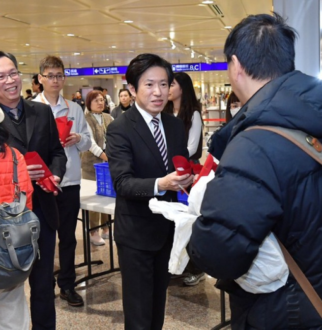 桃機迎接杜拜返國國人　行政院秘書長張惇涵到場關懷：政府持續協助國人返臺並確保能源供應、穩定物價