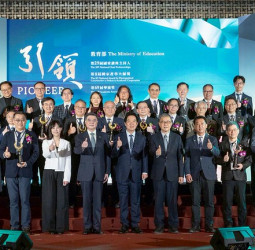賴清德總統頒發國家講座主持人獎與國家產學大師獎　肯定學者卓越貢獻並以高教投資培育頂尖人才提升臺灣競爭力