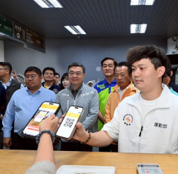 行政院長卓榮泰南下參訪中正大學　宣導運動幣政策並體驗重量訓練課程鼓勵全民運動