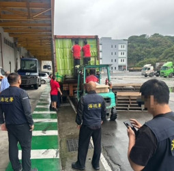 文具物品貨櫃夾藏私菸案 海巡署聯手海關查獲近25萬包高價菸品